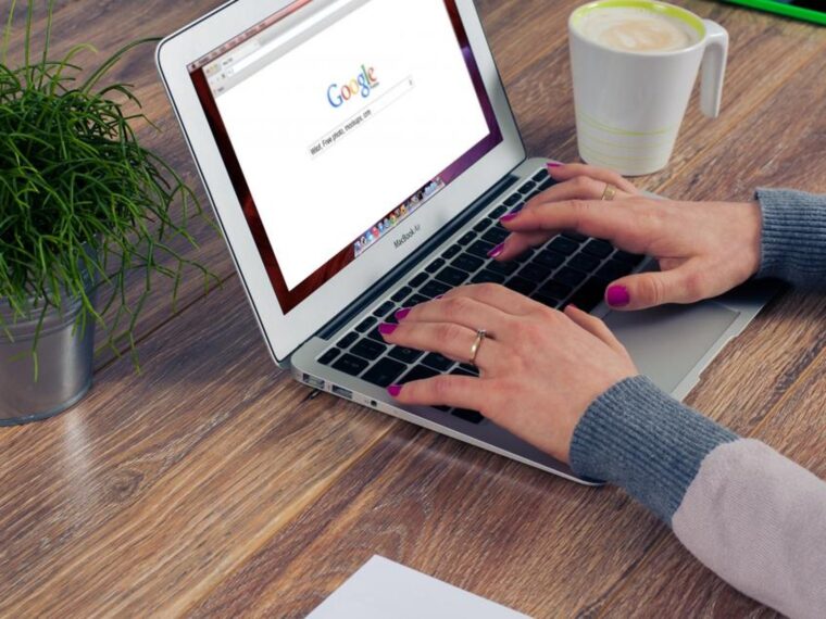 Laptop z otwartą wyszukiwarką Google na drewnianym biurku